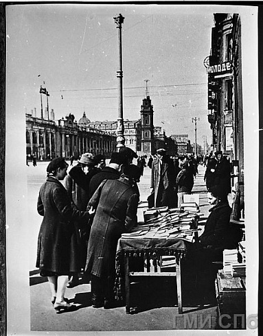 Продажа книг на Невском проспекте. 1942