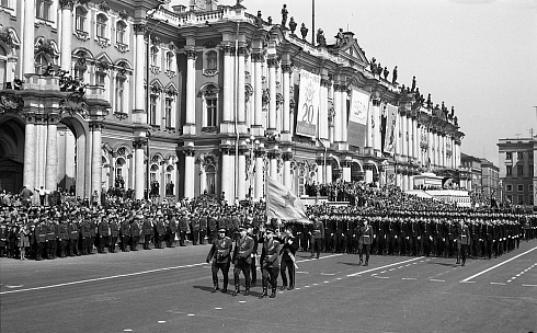 Парад на Дворцовой площади в день 20-летия Победы. 9 мая 1965 года