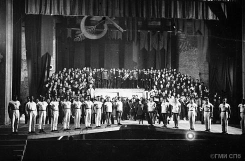 Первое объединенное выступление художественной самодеятельности Ленинграда на сцене театра Акдрамы. 1935