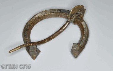Фибула с гранчатыми головками. Рубеж XI - XII веков