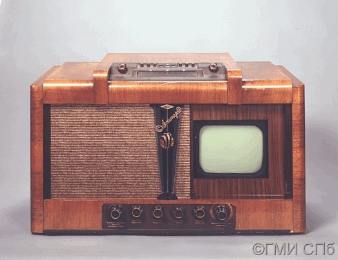 Приемник телевизионный «Ленинград Т-2», ламповый, черно-белого изображения. 1950-е годы