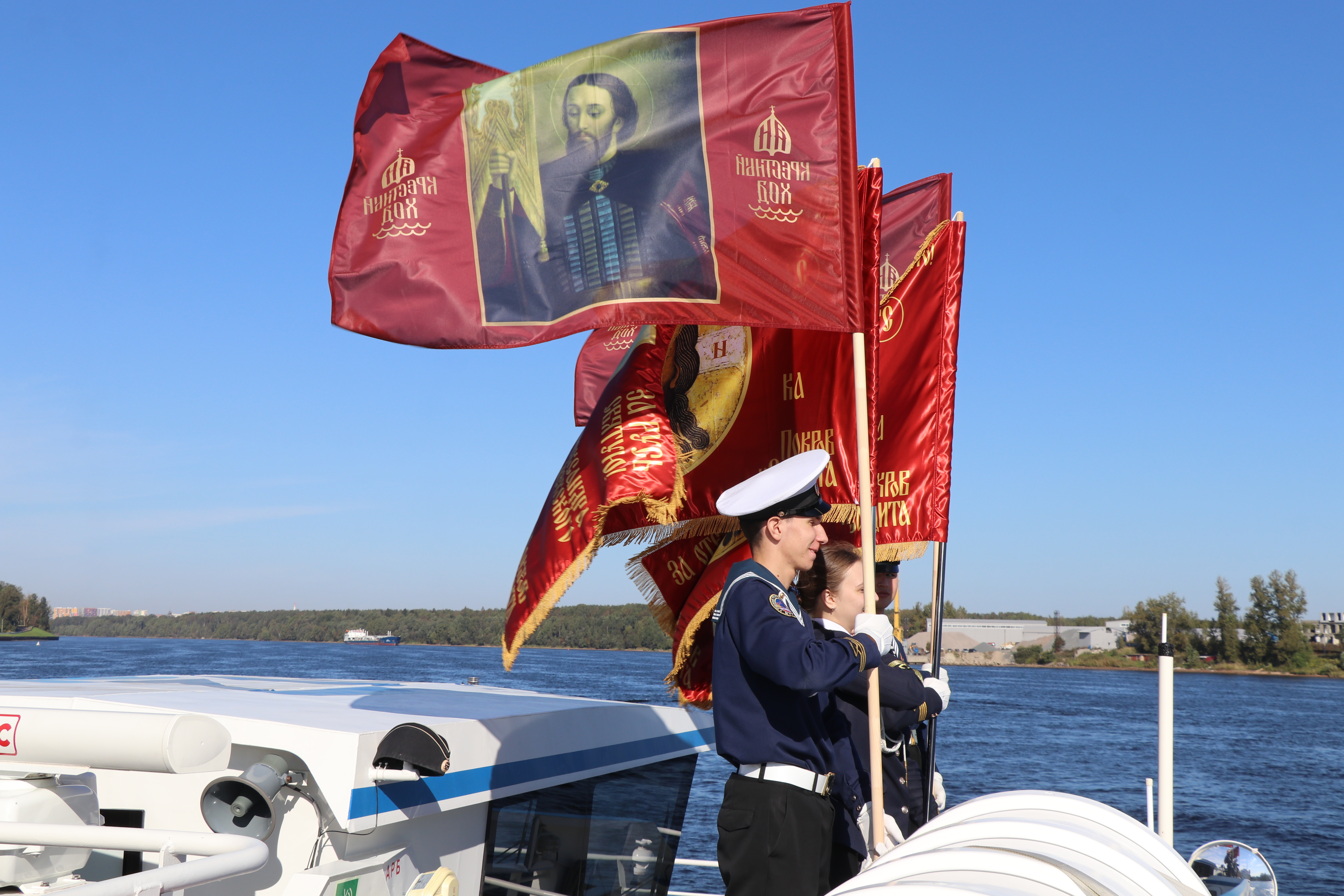 Водный крестный ход по реке Неве из крепости Орешек в Санкт-Петербург в День перенесения мощей Святого Благоверного князя Александра Невского  в Санкт-Петербург
