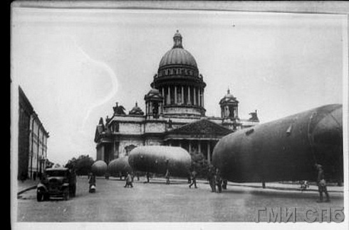  На площади Воровского (Исаакиевская площадь). Аэростаты. Июнь 1942 года