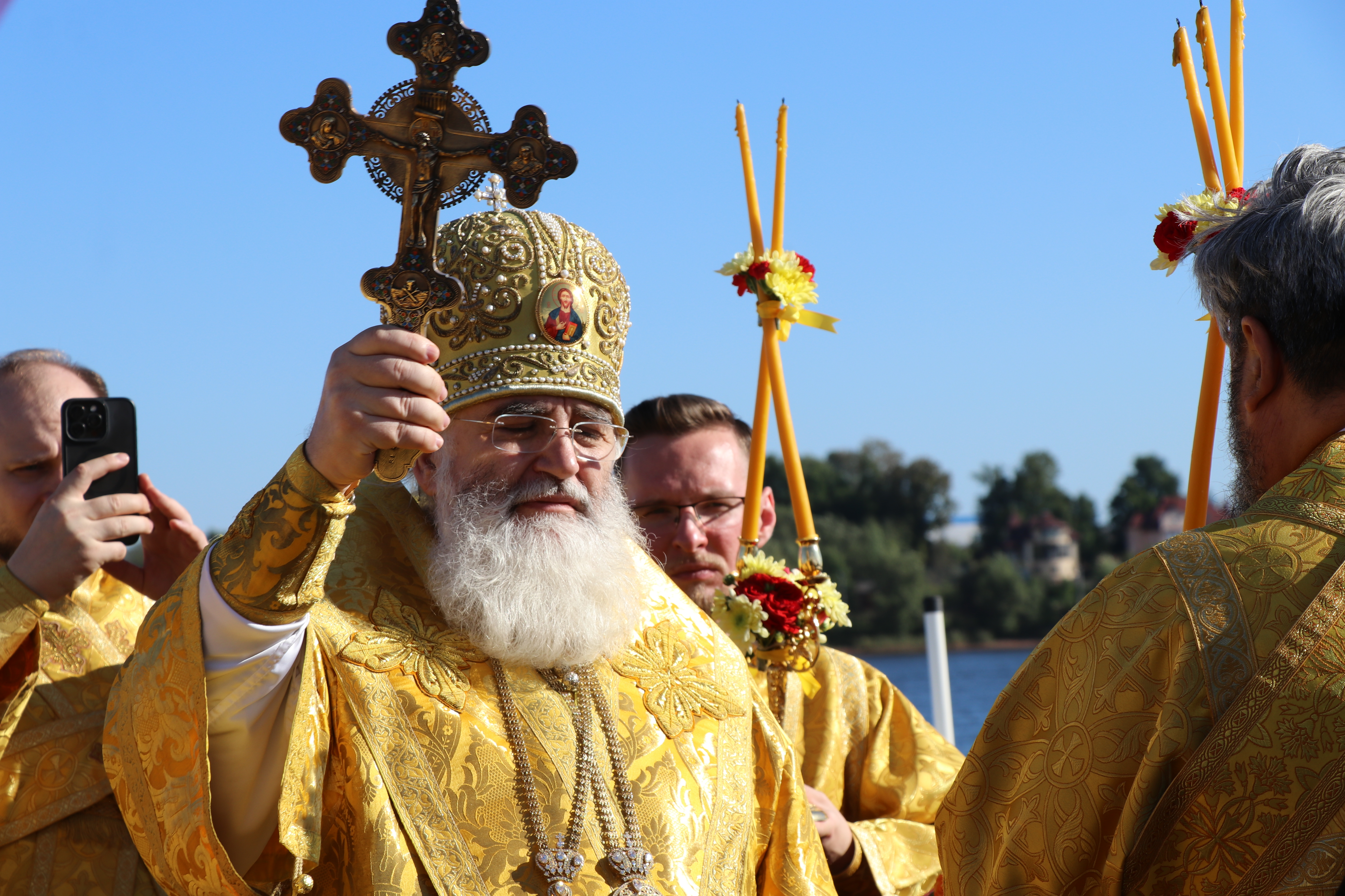 Водный крестный ход по реке Неве из крепости Орешек в Санкт-Петербург в День перенесения мощей Святого Благоверного князя Александра Невского  в Санкт-Петербург