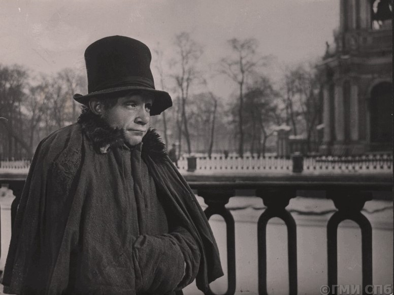 Кадр из фильма «Шинель», режиссер А. Баталов. Ленинград. 1960.  Фотобумага глянцевая. Фотопечать. ГМИ СПб.