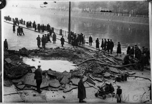 Воронка от бомбы на набережной реки Фонтанки. 9.09.1941 
