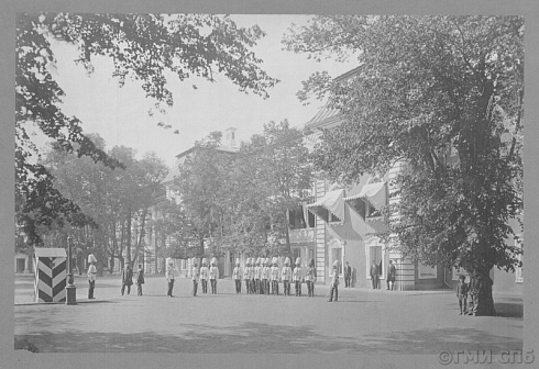 Петергоф. Разводная площадка перед Большим дворцом. 30 августа 1868