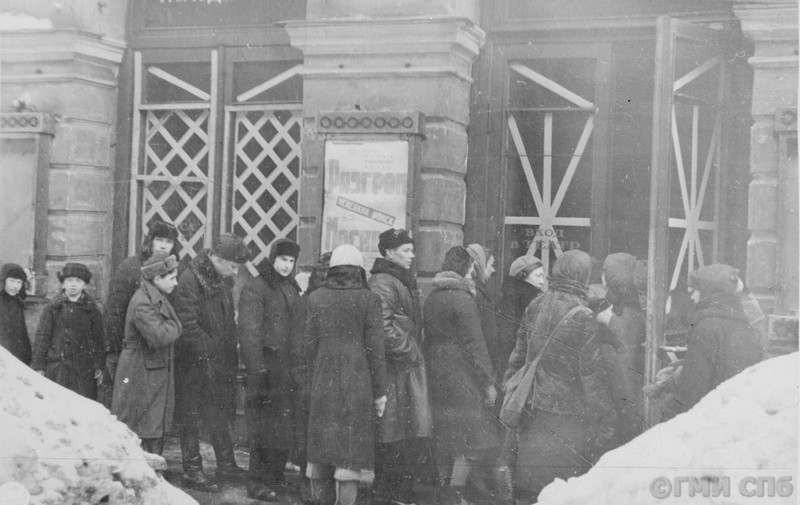 Очередь в билетную кассу Кинотеатра "Молодежный", впервые открывающегося после зимнего перерыва в 1942 году. Ленинград. 1943. ГМИ СПб