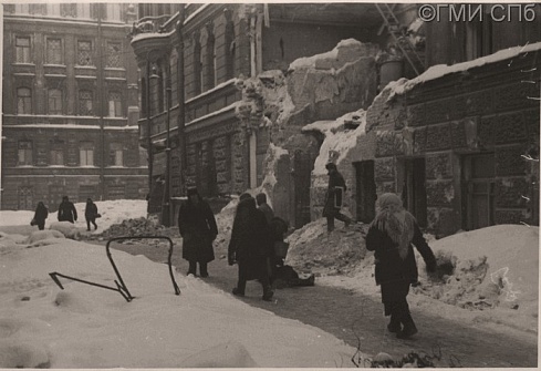 В. Г. Федосеев.      Ленинград зимой 1941-1942 годов. В переулке Ильича. 1942 