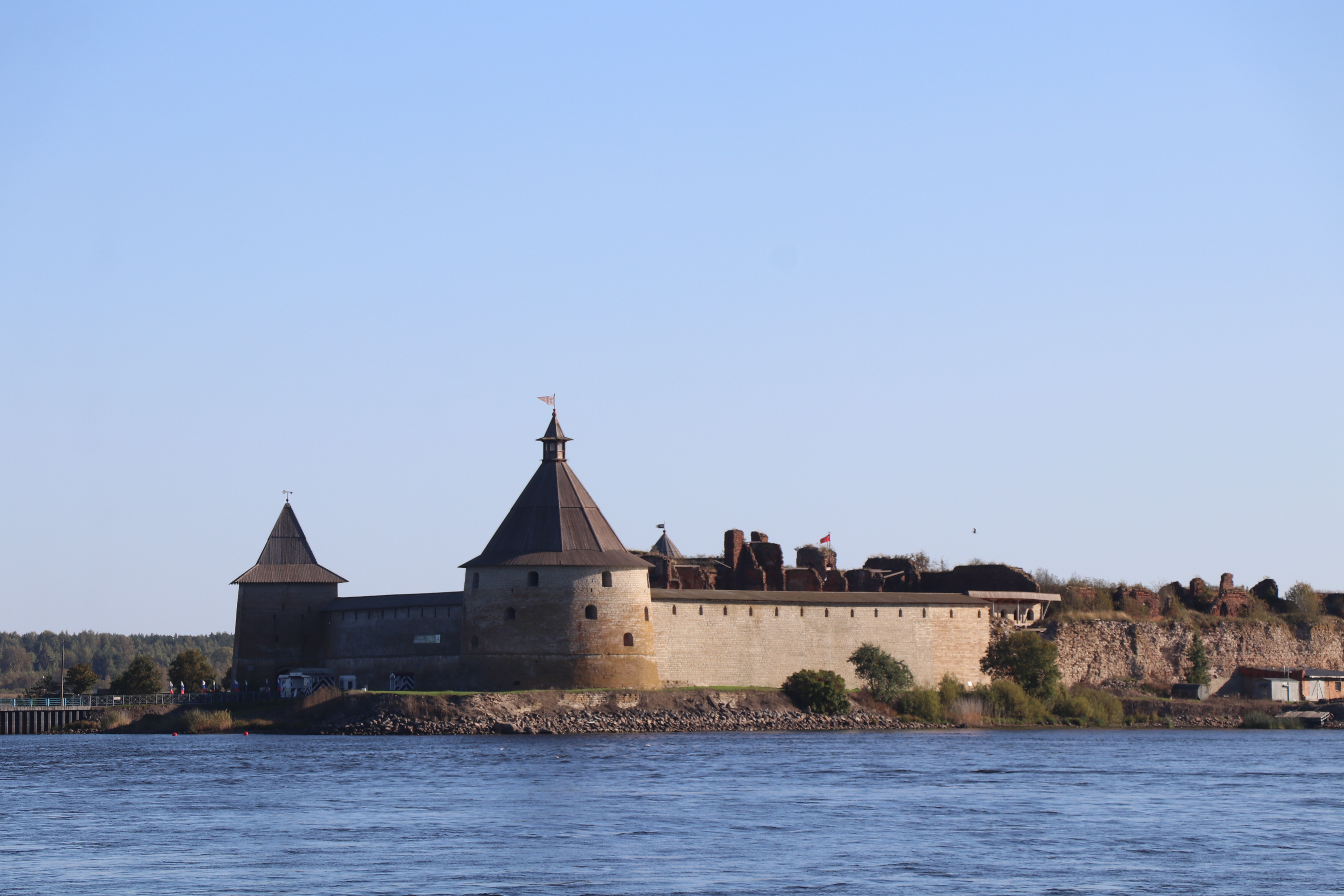 Водный крестный ход по реке Неве из крепости Орешек в Санкт-Петербург в День перенесения мощей Святого Благоверного князя Александра Невского  в Санкт-Петербург