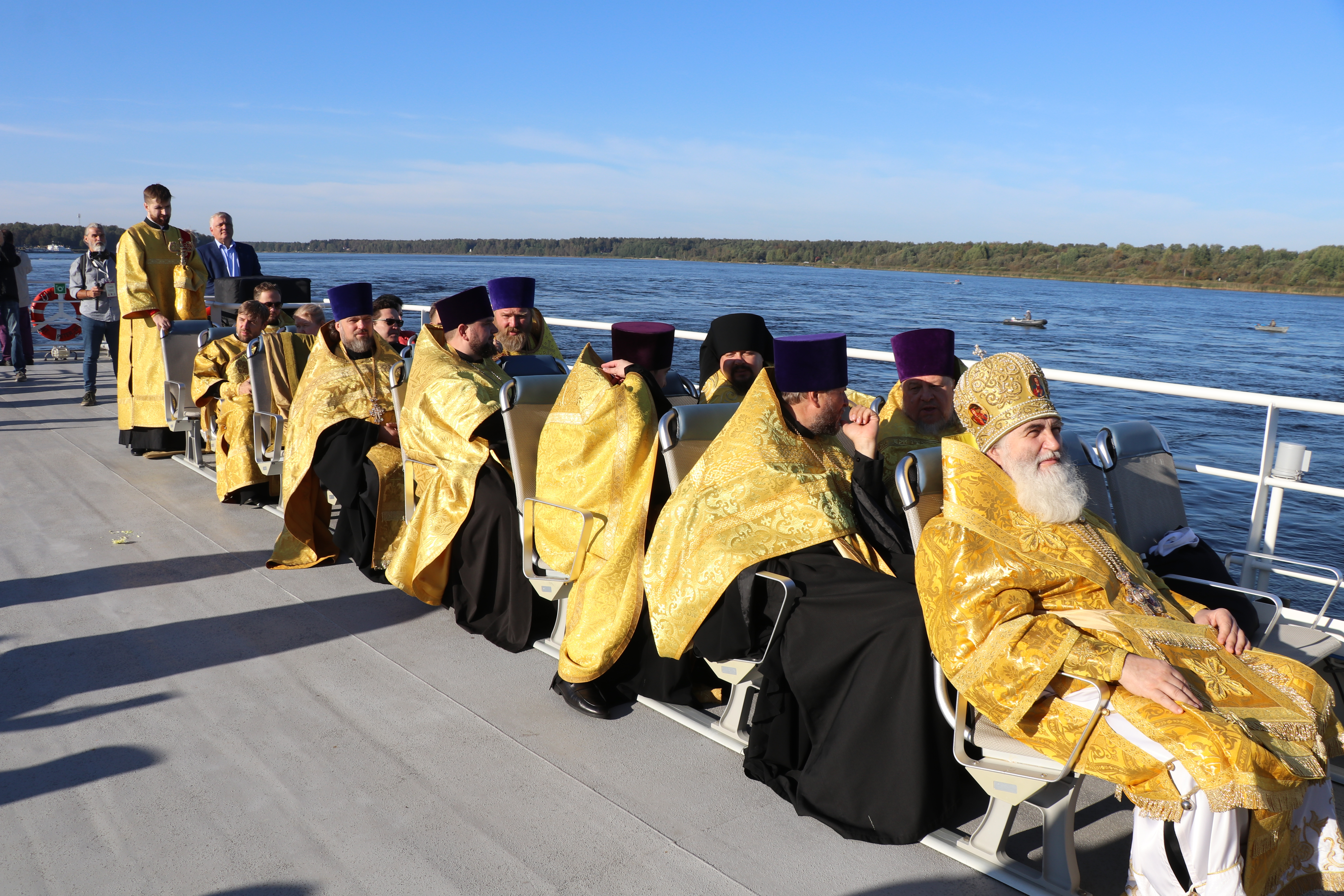 Водный крестный ход по реке Неве из крепости Орешек в Санкт-Петербург в День перенесения мощей Святого Благоверного князя Александра Невского  в Санкт-Петербург