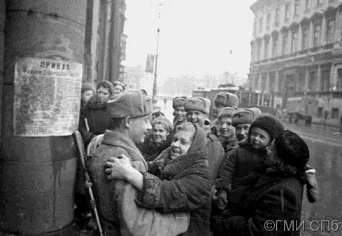 Д. М. Трахтенберг.     Ленинградцы приветствуют воинов-освободителей. 27.01.1944