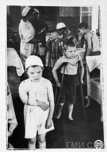 Группа детей Ленинграда, пострадавших от артобстрелов. Июль 1943 года