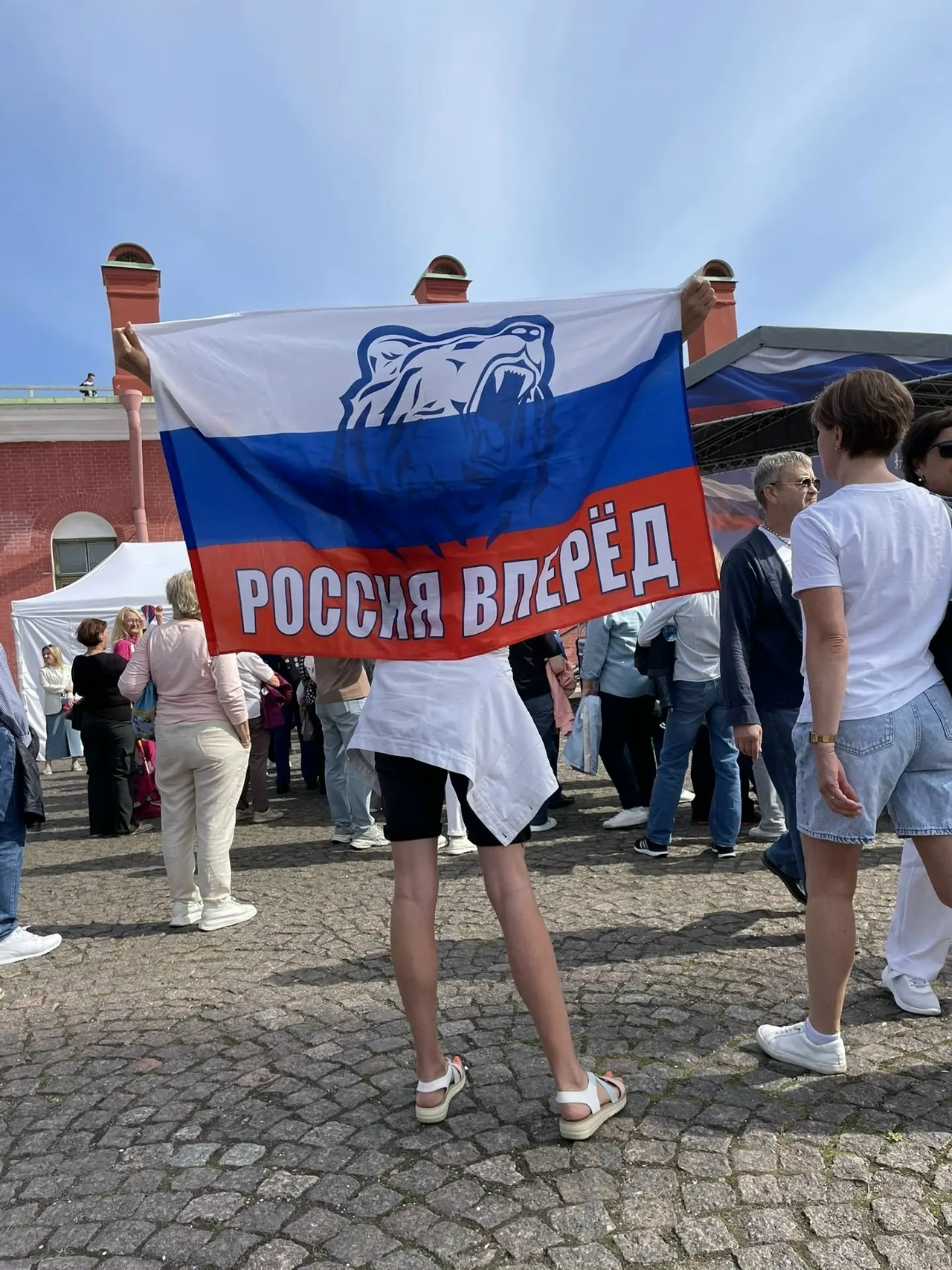 В Петропавловской крепости прошли праздничные мероприятия в честь Дня Государственного флага Российской Федерации.