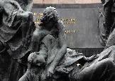 Скульптурная группа Блокада. Фигуры женщин. Средний план.jpg