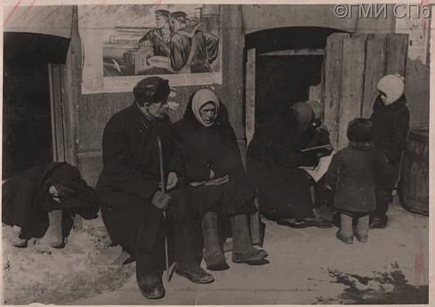 В. Г. Федосеев.      Больные ленинградцы, пережившие зиму 1942 года, греются на весеннем солнце. 1942