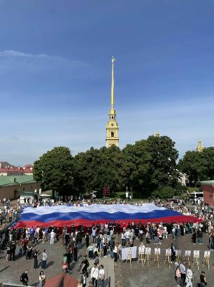 В Петропавловской крепости прошли праздничные мероприятия в честь Дня Государственного флага Российской Федерации.