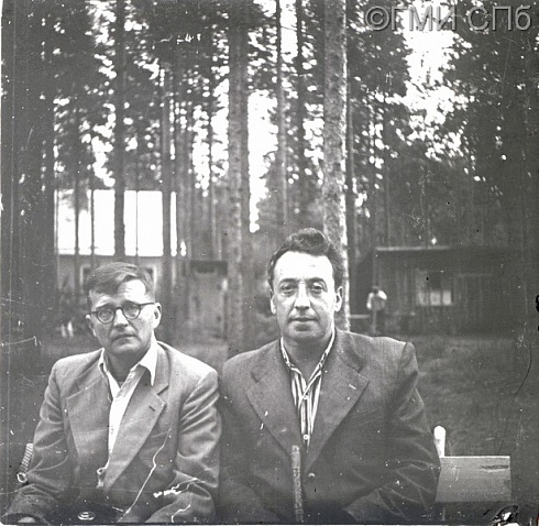 А. А. Кроленко.     Д. Д. Шостакович и И. Д. Гликман на даче Шостаковича в Комарово. 1952 